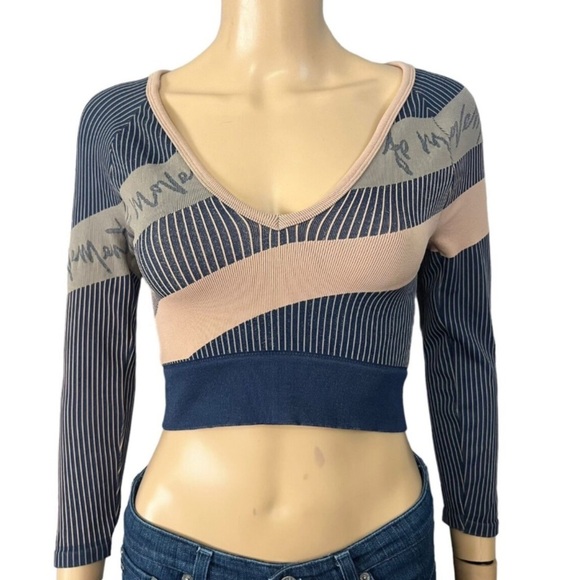 FP Free People Movement seamless v-neck long sleeve logo top 27466 - Picture 1 of 8